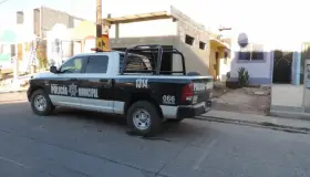 Destruye acera para tener agua gratis