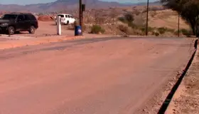 Obstruye bache circulación en bulevar Cedros