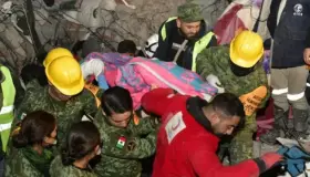 Rescata delegación mexicanos a 3 personas con vida en Turquía