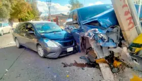 Provocan sujetos aparatoso choque y huyen del lugar