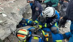 Salvan rescatistas mexicanos a 4 personas en Turquía y recupera 29 cuerpos