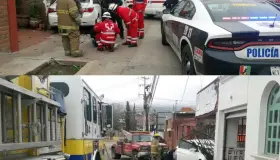 Se impactan contra portón de negocio; resulta mujer lesionada