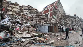 Sacude de nuevo sismo en Turquía, a dos semanas de la catástrofe