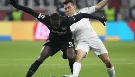 Lozano se luce al ganar Napoli