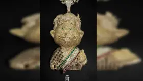 Lanza joyería un AMLO bañado en oro con costo de 100 mil pesos