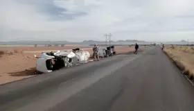 Vuelca camión cargado de combustible en carretera AP - Cananea