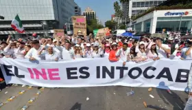 Dice AMLO que INE quiere seguir robando