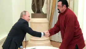 Condecora Vladimir Putin a Steven Seagal actor estadunidense