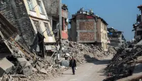 Nuevo sismo en Turquía derriba construcciones; reportan 1 muerto y 69 heridos