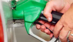 Huye sujeto sin pagar después de llenar el tanque