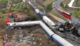 Aumentan los muertos y los heridos por choque trenes en Grecia; declaran luto nacional