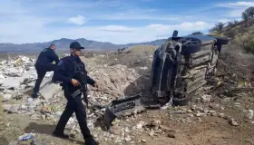 Vuelcan tres personas en vehículo; sufrieron lesiones graves