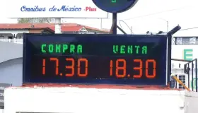 Cae dólar hasta 18 pesos por uno en el fin de semana