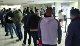 Acuden nogalenses a pagar sus placas en la Agencia Fiscal