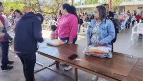 Realizan entrega de uniformes escolares en Ímuris