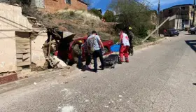 Derriba conductora parte de vivienda tras choque