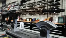 Fortalece Joe Biden trámites para compradores de armas