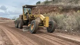 Mejoran vialidad con raspado de calles en colonia CTS-Croc