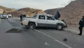 Pierde la vida en volcamiento; compañero con heridas de gravedad