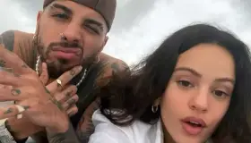 Anuncian su compromiso Rosalía y Rauw Alejandro