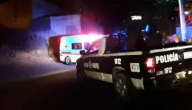 Atropella mujer a hombre de la tercera edad; se hizo cargo de los daños