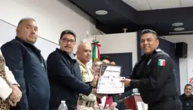 Entrega Alcalde reconocimiento al Policía del Mes