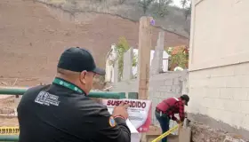 Suspenden construcción por colapso de barda en preescolar