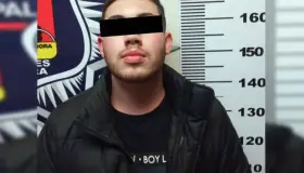 Conductor ebrio se estrella contra barandal; fue detenido