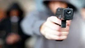 Asaltan pizzería a mano armada; se llevan más de 30 mp