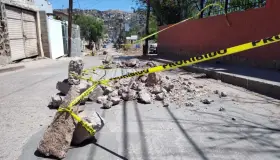 Atienden bacheo por reparaciones a drenaje en calle Luis Basurto