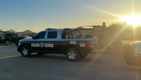 Abandonan armas y vehículos tras persecución en Caborca