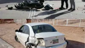 Impacta motociclista contra automóvil en el periférico LDC