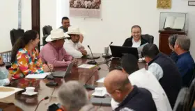 Llama gobernador a apoyar a productores agrícolas