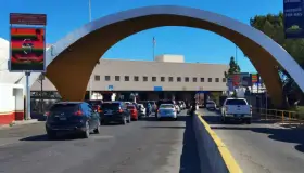 Bajan filas para cruzar a EU en ‘Días Santos’