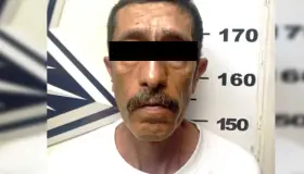 Impacta taxista su vehículo contra otro y atropella a persona