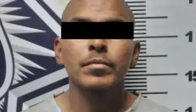 Intenta ladrón quitar armas a policías tras persecución