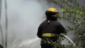 Incendio en taller afecta tres vehículos