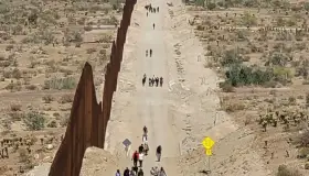 Detienen a grupos de migrantes en Arizona