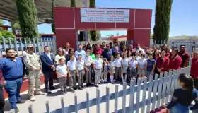 Honran vida y obra de dos maestros al nombrar escuela