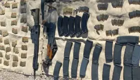 Localizan armas y cartuchos en carro robado