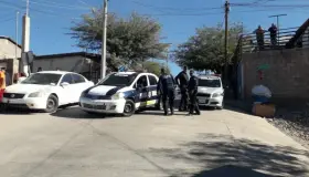 Roban dos autos Nissan en hechos separados
