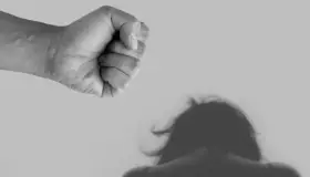 Reclama que le entreguen a su hijo y es agredida