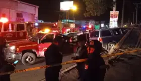 Chocar contra un poste y pierde la vida; menor resulta ileso