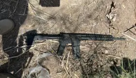 Atrapan a desertores militares en posesión de equipo y armas