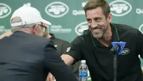 Jets presentan a Rodgers