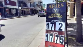 Baja el dólar a 17.60; afecta a negocios locales