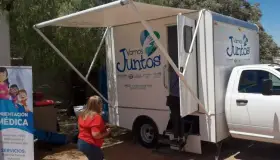 Entregan camión de atención médica para migrantes