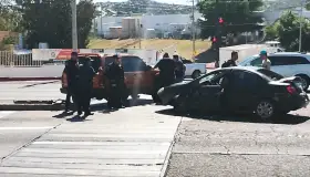 Tienen percance automovilistas en crucero del parque industrial San Ramón