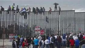 Buscará AMLO frenar migración irregular