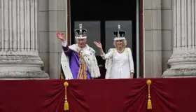 Coronan a Carlos III como rey del Reino Unido